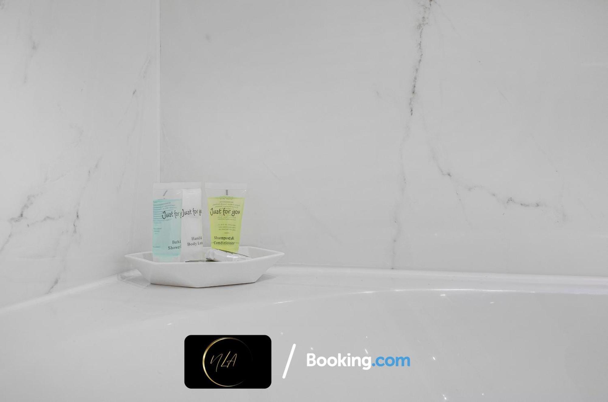 City Centre Apartment With Free Parking, 2 Bathrooms, Netflix And Wifi - Suitable For Contractors And Families - By Noor Luxury Accommodations バーミンガム エクステリア 写真