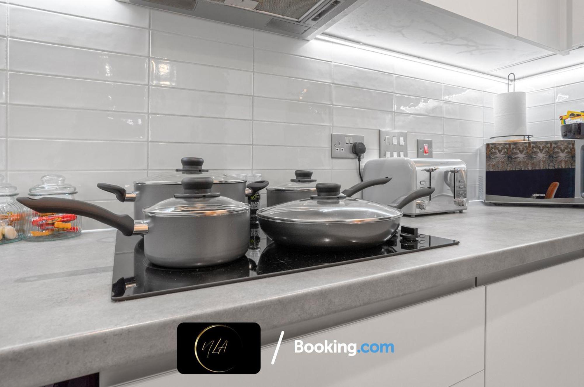 City Centre Apartment With Free Parking, 2 Bathrooms, Netflix And Wifi - Suitable For Contractors And Families - By Noor Luxury Accommodations バーミンガム エクステリア 写真