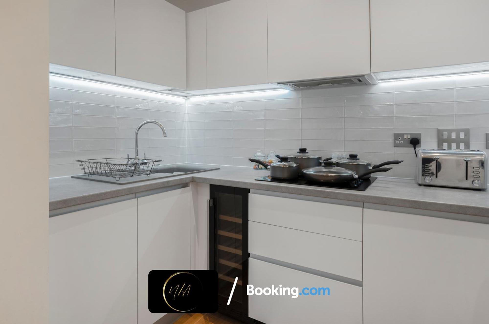 City Centre Apartment With Free Parking, 2 Bathrooms, Netflix And Wifi - Suitable For Contractors And Families - By Noor Luxury Accommodations バーミンガム エクステリア 写真